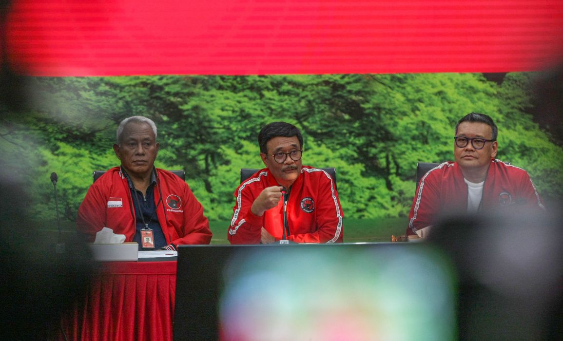 Ketua DPP PDI Perjuangan, Djarot Syaiful Hidayat (tengah) memberikan keterangan pers jelang Rakernas ke-5 PDIP