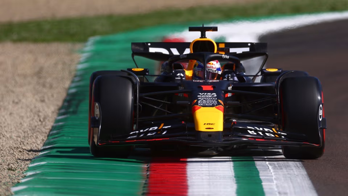 Max Verstappen dari Red Bull berhasil mengalahkan para pembalap McLaren dalam pertarungan ketat untuk meraih posisi pole