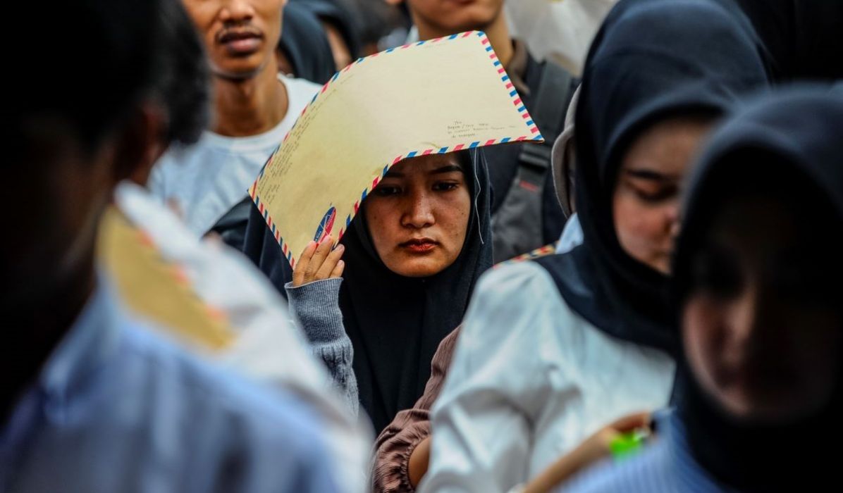 Sejumlah pencari kerja antre melamar kerja saat pameran bursa kerja di Pandeglang, Banten, Selasa (14/5/2024).