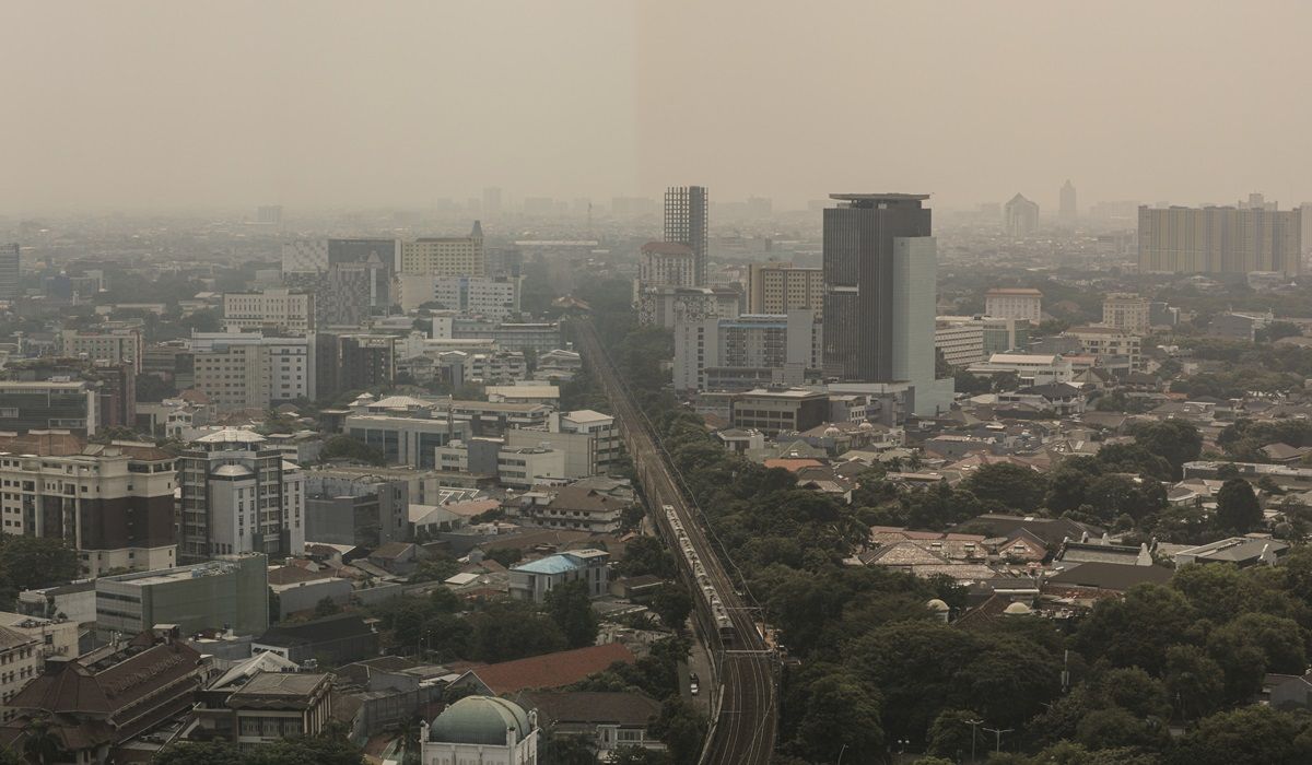 Kota Jakarta yang diselimuti polusi udara di pusat kota Jakarta
