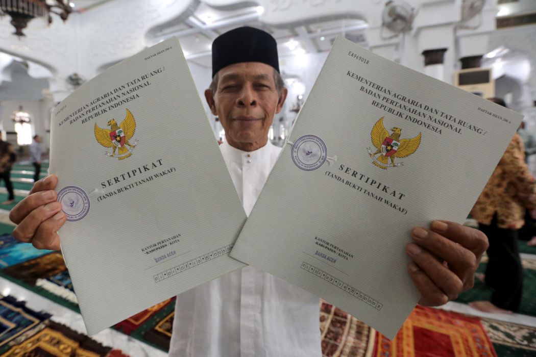 Pengurus salah satu masjid memperlihatkan sertifikat tanah wakaf yang diserahkan Wakil Menteri Agraria dan Tata Ruang/Wakil Kepala Badan Per