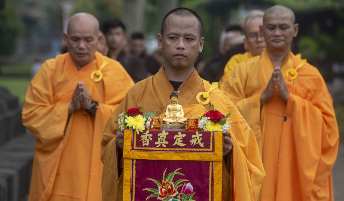 Sejumlah Biksu melakukan prosesi tiga langkah bersujud di Candi Sojiwan, Klaten, Jawa Tengah