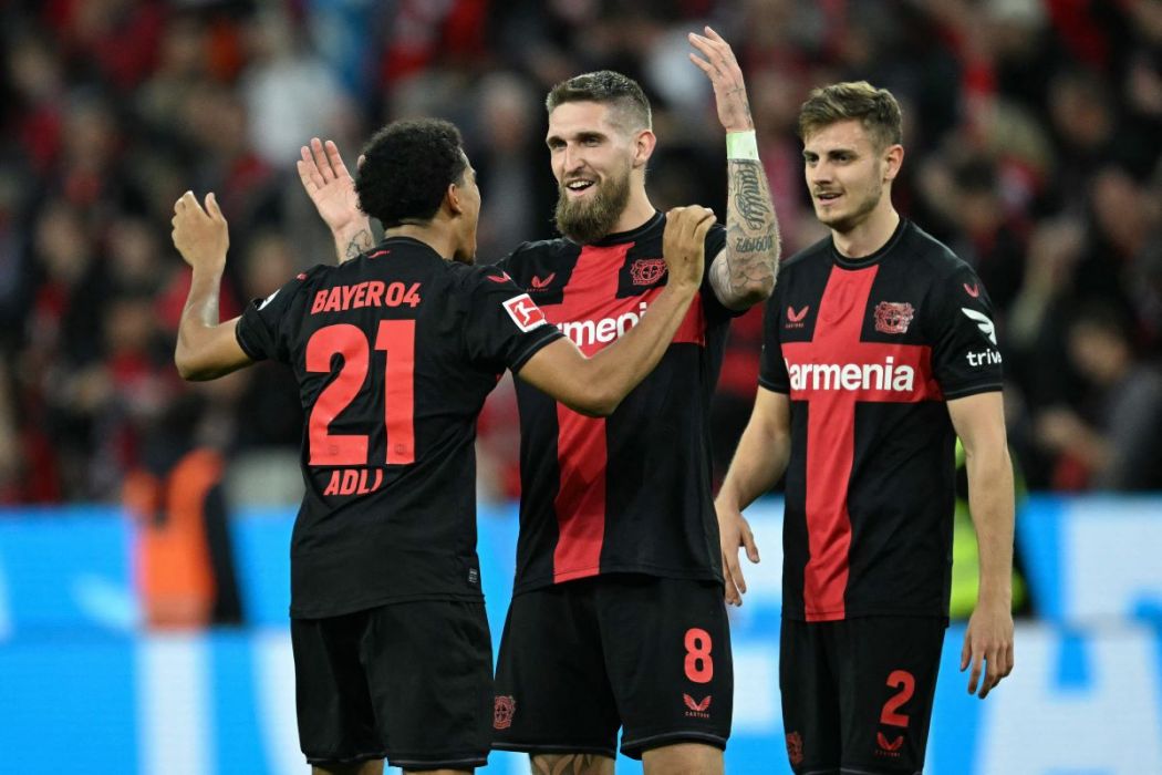 Para pemain Bayer Leverkusen merayakan kemenangan atas tim lawan.
