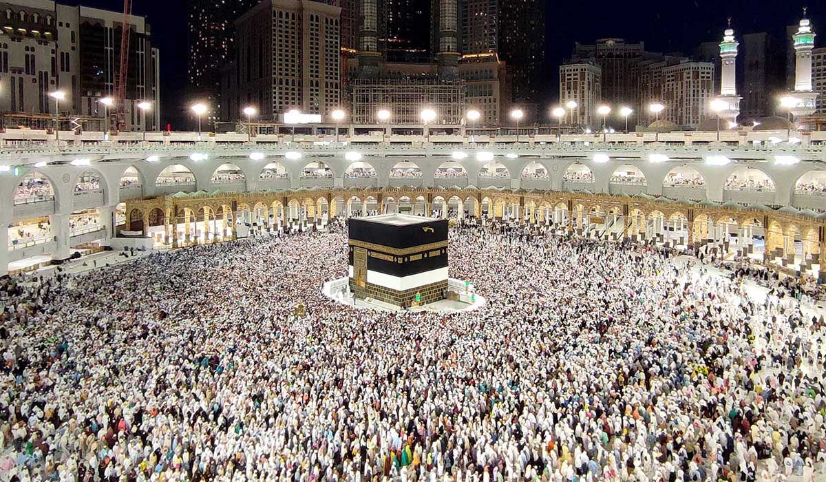 Ribuan jemaah haji menjalani Tawaf Wada atau Tawaf Perpisahan seusai menunaikan Shalat Subuh berjmaah di Masjidil Haram, Mekkah, Arab Saudi.