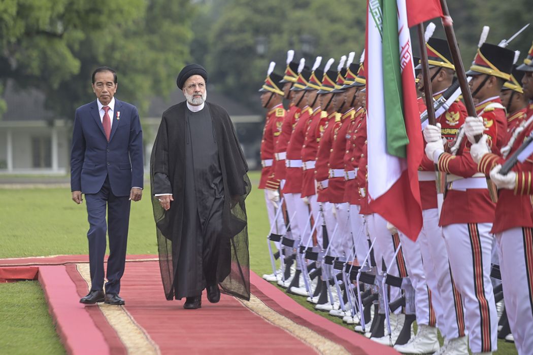 Presiden Jokowi (kiri) bersama Presiden Iran Ebrahim Raeisi (kedua kiri) memeriksa pasukan di Istana Bogor, Jawa Barat, Selasa (23/5/2023).