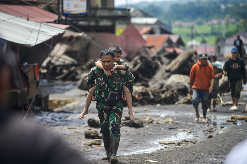  Prajurit TNI melakukan evakuasi korban banjir lahar dingin di Kabupaten Agam, Sumbar