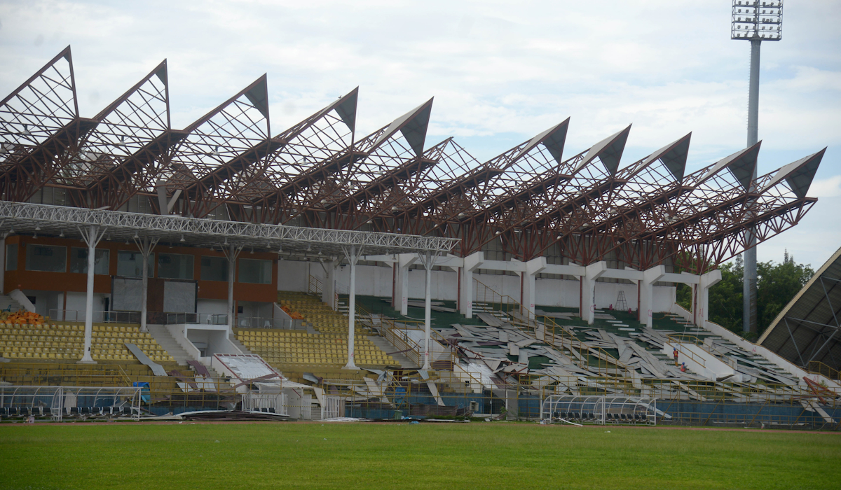 Pekerja melaklukan renovasi bangunan Stadion Harapan Bangsa untuk PON XXI 2024 Aceh-Sumut di Banda Aceh Antara