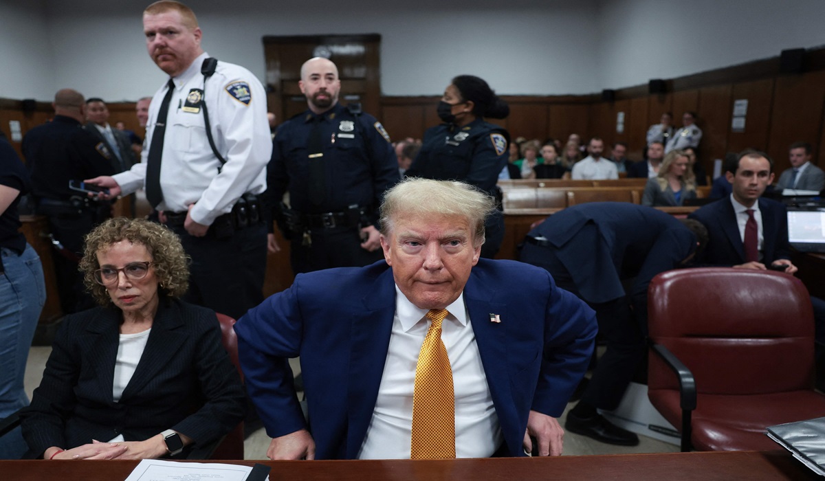 Mantan Presiden AS Donald Trump saat menghadiri persidangan atas tuduhan membayar uang tutup mulut kepada bintang film porno Stormy Daniels.