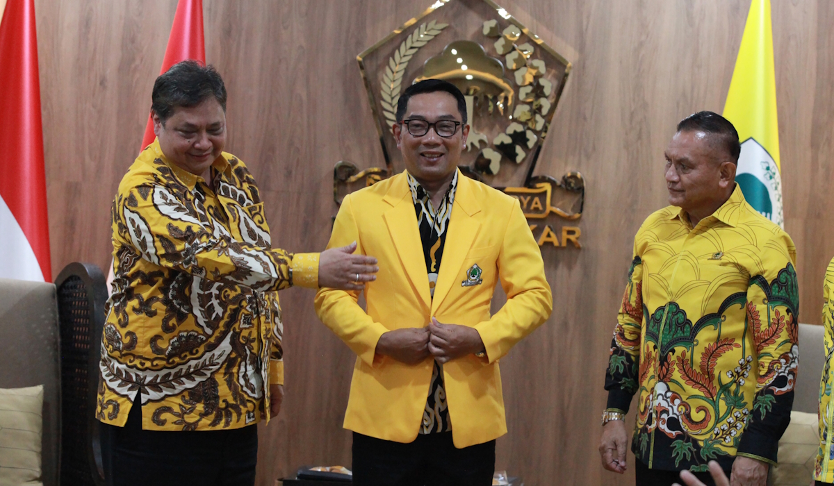 Ketua Umum Partai Golkar Airlangga Hartanto (kiri) berbincang dengan Ridwan Kamil (tengah)
