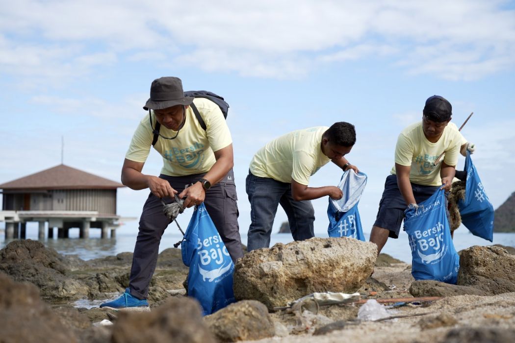 Peringati Hari Laut Sedunia dengan Bersih Bajo