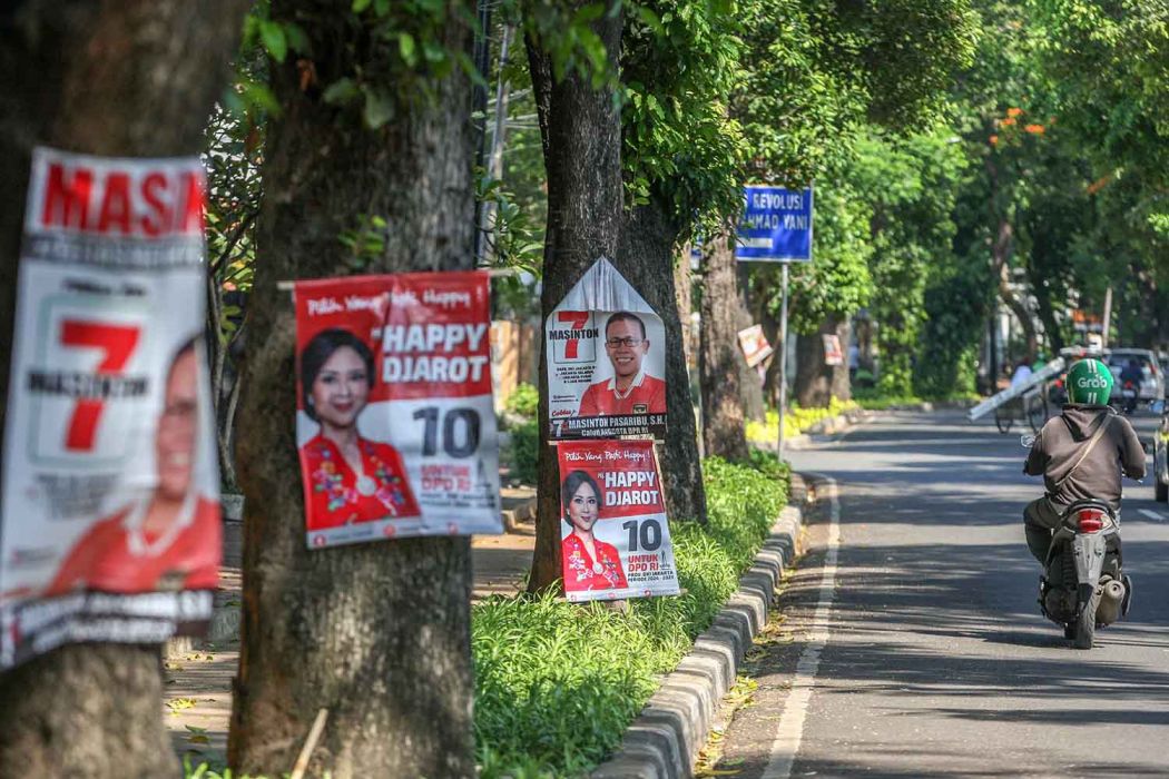 Pemasangan Paku Di Pohon Pada Alat Peraga Kampanye 