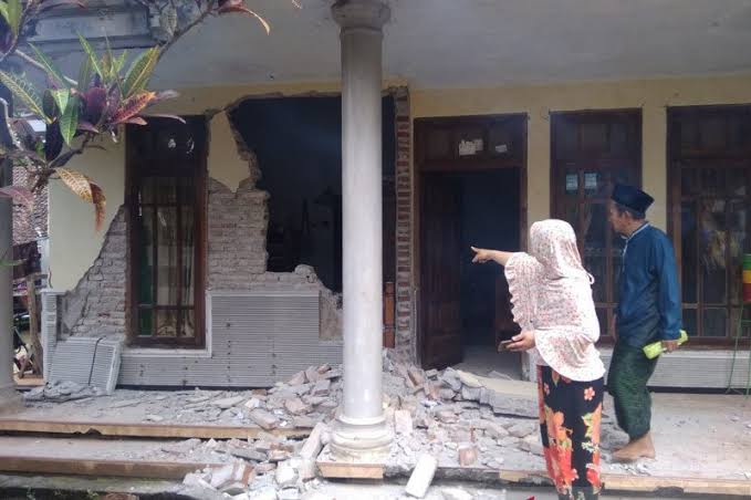Belasan Warga Blitar Cedera Akibat Gempa Malang