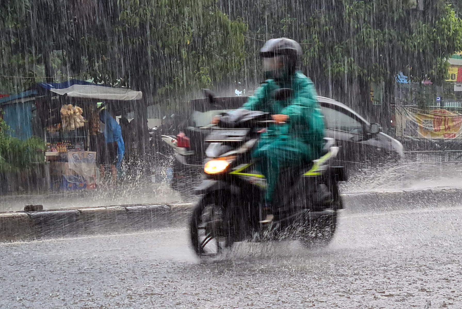 Ini Tips Berkendara Saat Hujan Agar Tetap Nyaman di Jalan Raya