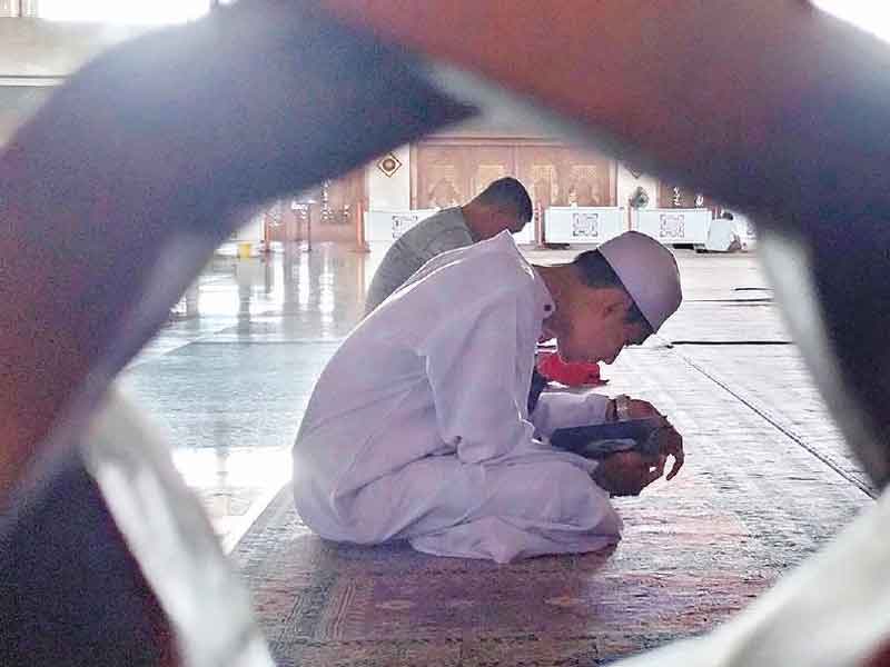 Umat Islam membaca Al-Qur’an setelah melaksanakan salat Zuhur di Masjid AT-Tin, Jakarta Timur, ( MI/Moh. Irfan)