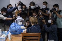 TUGAS JURNALISTIK: Sejumlah wartawan meliput proses penyuntikkan vaksin COVID-19 kepada seorang WNA di Jakarta, Selasa (24/8/2021)