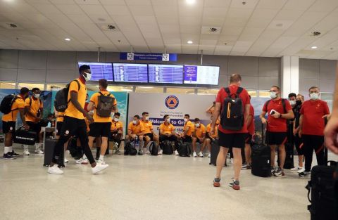 Para pemain dan ofisial Galatasaray tertahan di bandara Athena, Yunani karena tes covid-19 mereka dianggap tidak sah.