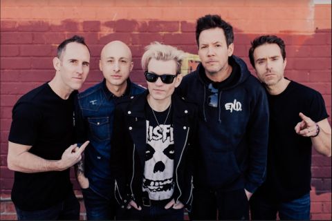 Simple Plan bersama vokalis Sum 41 Deryck Whibley (tengah)