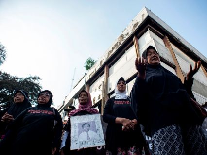 Sejumlah keluarga korban tragedi Mei 1998 berdoa saat mengikuti Refleksi 21 Tahun Tragedi Mei 1998, Mal Klender, Jakarta.