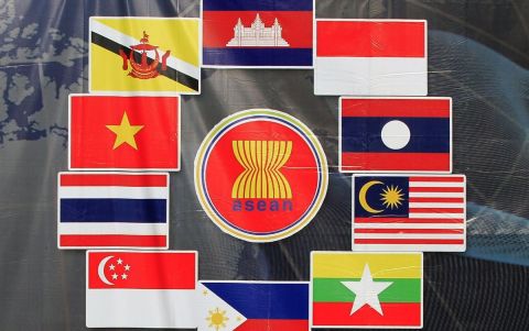 Bendera-bendera negara yang tergabung dalam ASEAN.