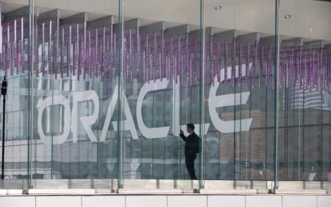 Logo Oracle yang terpampang di Kantor Pusat Oracle, Austi, Texas, Amerika Serikat.