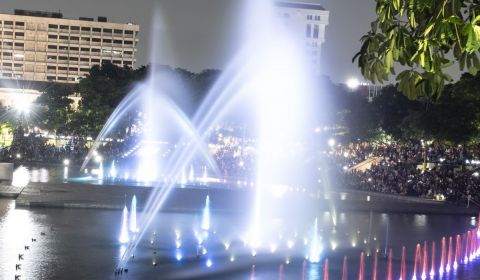 Warga menyaksikan pertunjukan air mancur menari di Lapangan Banteng, Jakarta, Sabtu (18/6/2022).