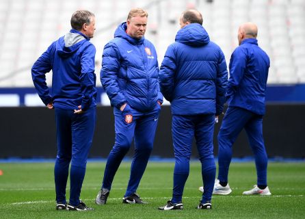 Pelatih Utama Tim Nasional Belanda Ronal Koeman berbicara dengan para asisten pelatih saat sesi latihan