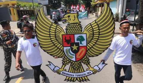 Peserta membawa lambang negara Garuda Pancasila saat Kirab Kebangsaan di Kota Kediri, Jawa Timur, Minggu (29/1/2023). 