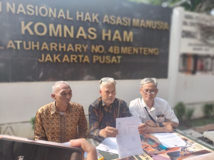 Pengurus Yayasan Gerak Nusantara Sejahtera mendatangi Kantor Komnas HAM di Jakarta.