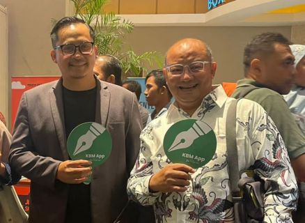 CEO KBM App Isa Alamsyah bersama CEO Fundex Agung Wibowo di sela-sela Premier film Jomblo Fisabillah yang ikut didukung oleh KBM App.