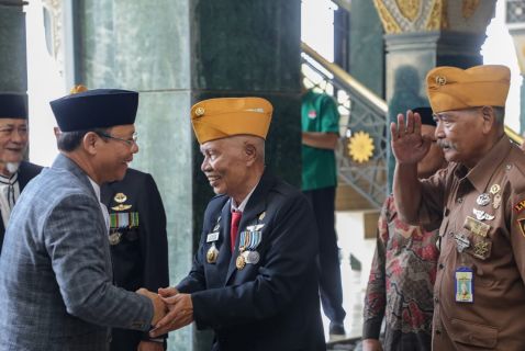 Peringati HUT TNI ke-78, Plt Ketum PPP Temui 17 Veteran di Banten