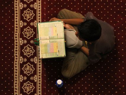 Umat Islam membaca Al-Qur'an saat melakukan iktikaf di Masjid Al Markas Al Islami, Makassar, Sulawesi Selatan, Jumat (14/4/2023) malam.