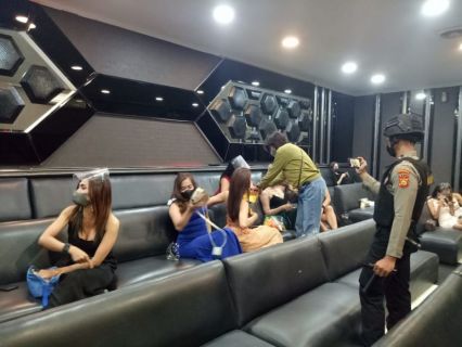 Ilustrasi: pemandu lagu di tempat usaha hiburan karaoke
