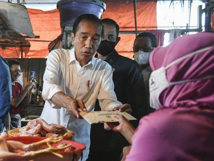 Presiden Joko Widodo memberikan bantuan langsung tunai kepada pedagang.