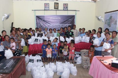  PT Daikin Airconditioning Indonesia (Daikin) menyalurkan donasi bagi keluarga prasejahtera dengan fokus pencegahan anak stunting.