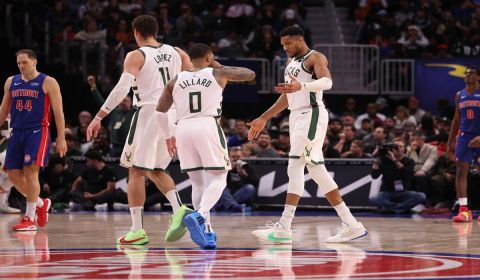 Damian Lillard melakukan selebrasi bersama Giannis Antetokounmpo saat membantu Miwlaukee Bucks menang atas Detroit Pistons di laga NBA. 