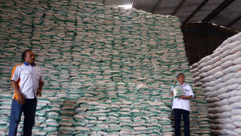 Ilustrasi: persediaan beras di gudang Bulog Cianjur