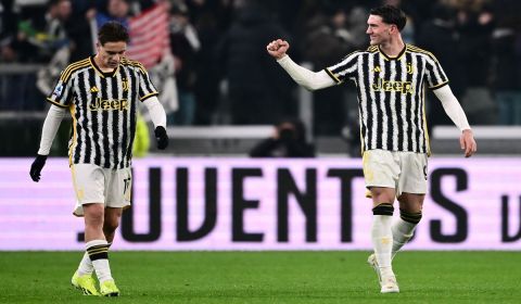 Penyerang Juventus Dusan Vlahovic (kanan) melakukan selebrasi usai menjebol gawang Sassuolo di laga Serie A.
