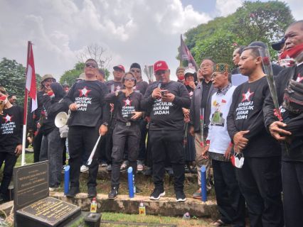 Aktivis Lintas Generasi Tegak Lurus Reformasi ziarah ke makam empat mahasiswa korban Tragedi Trisakti di TPU Tanah Kusir, Kamis (1/2).