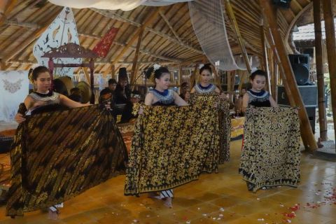 Sejumlah remaja di salah satu desa wisata di Kabupaten Kuningan membawakan tarian tradisional.
