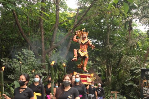 Taman Safari Bali menggelar Parade ogoh-ogoh dan Baleganju