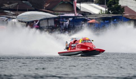 Pembalap dari tim Binh Dinh Vietnam Jonas Andersson di Kejuaraan Dunia Perahu Motor F1 Powerboat (F1H2O) 2024 di Danau Toba.