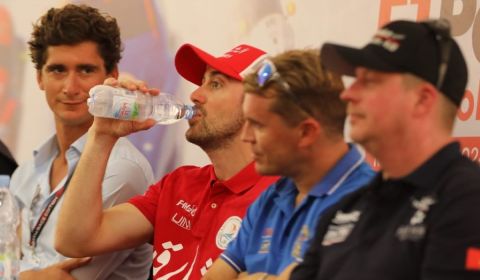 Pembalap Sharjah Team, Rusty Wyatt (sedang minum), keluar sebagai yang tercepat dan menjuarai F1 Powerboat 2024. 