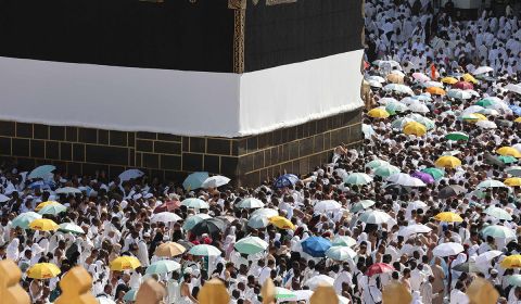 Umat Islam melakukan tawaf di Masjidilharam, Makkah, Arab Saudi.