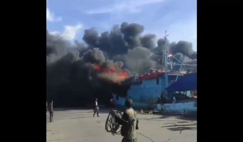 2 Kapal Ikan Terbakar di Dermaga Timur Muara Baru Jakartaa