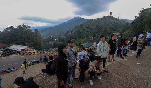 Sejumlah warga berwisata di tebing Puncak Pass, Cianjur, Kabupaten Bogor, Jawa Barat, Sabtu (7/5/2022).