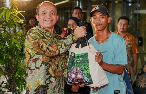 Peduli Masyarakat Di Bulan Ramadan, KLHK Bagikan 2.600 Paket Sembako