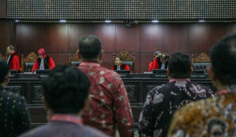 Ketua Hakim Mahkamah Konstitusi Suhartoyo (tengah) didampingi jajaran hakim MK memimpin sidang lanjutan PHPU