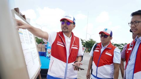 Direktur Pemasaran Regional Pertamina Patra Niaga, Mars Ega Legowo Putra (kiri) meninjau SPBU di rest area.