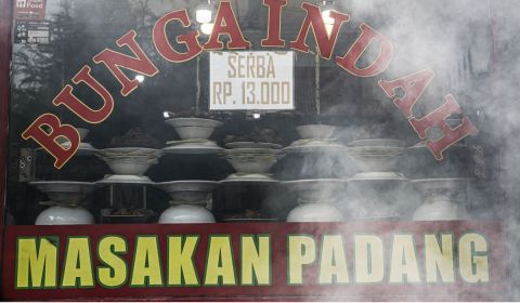 Harga paket Rp13 ribu di rumah makan masakan Padang Bunga Indah kawasan Tendean, Jakarta Selatan, Jumat (22/9/2023).