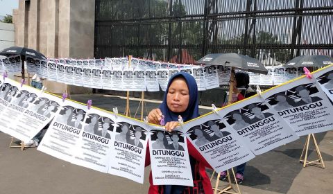 Kelompok sipil yang mendesak pengesahan RUU PPRT menggelar aksi menjemur poster